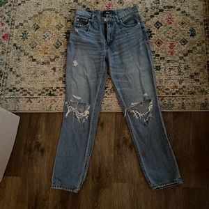 AERO RIPPED MOM JEANS
